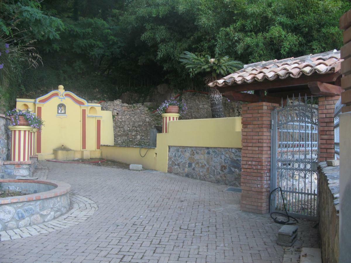 Azienda Agrituristica Le Terre Di San Leonardo Четраро Экстерьер фото