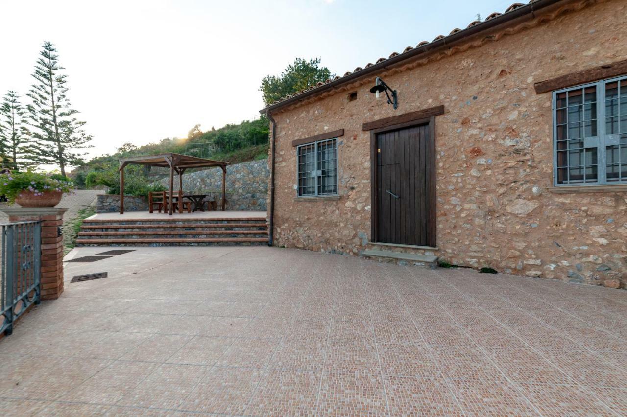 Azienda Agrituristica Le Terre Di San Leonardo Четраро Экстерьер фото